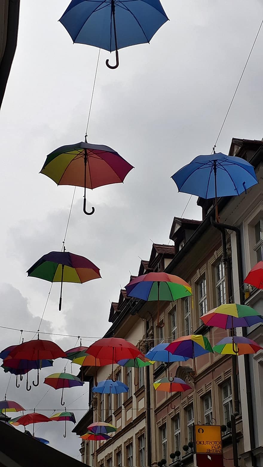 krāsaini lietussargi, Ielu lietussargu dekors, iela, bamberga
