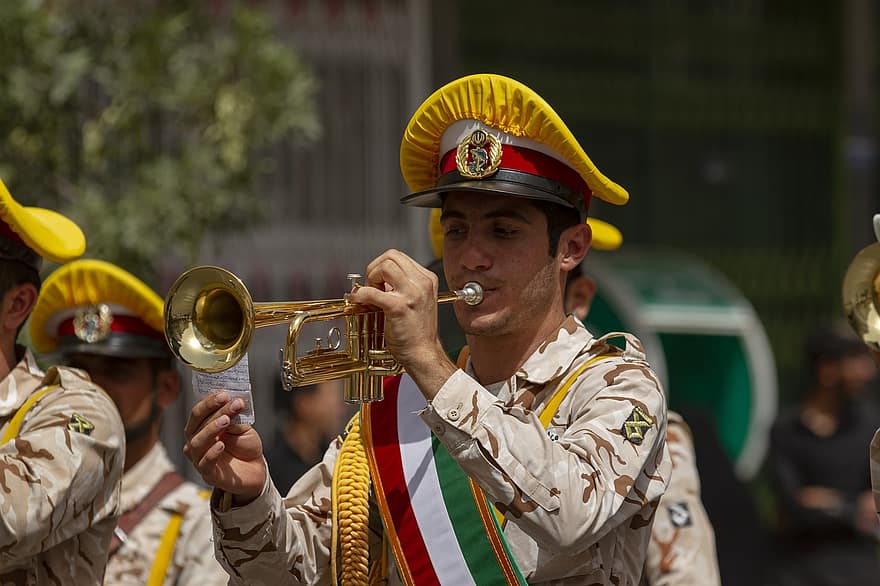 banda Marcial, parada, desfile militar, qom, músico, instrumento musical, homens, artista, jogando, trombeta, culturas