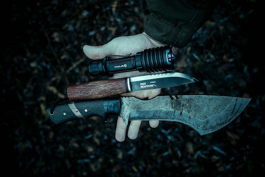инструменты, ножи, острый, резать, выживании в лесу, фонарик, человеческая рука, люди, оружие, оборудование, за работой