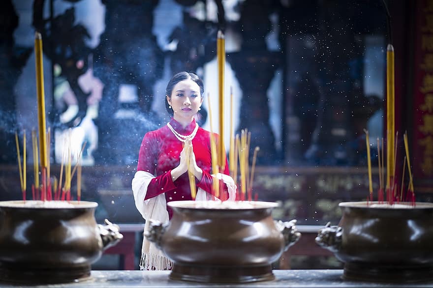 świątynia, kadzidło, kobieta, modląc się, ao dai, wietnamski, Red Ao Dai, Wietnamski strój narodowy, tradycyjny, kultura, sukienka