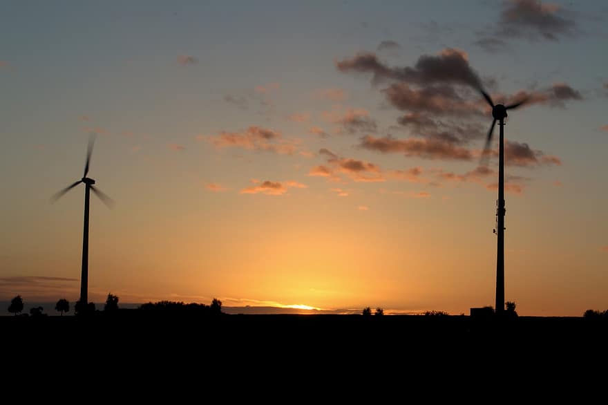 Windmühlen, Sonnenuntergang, Silhouetten, Dämmerung, Himmel, Abendhimmel, Windenergie, erneuerbare Energie, Windkraftanlagen, Sonnenaufgang, Klimaschutz