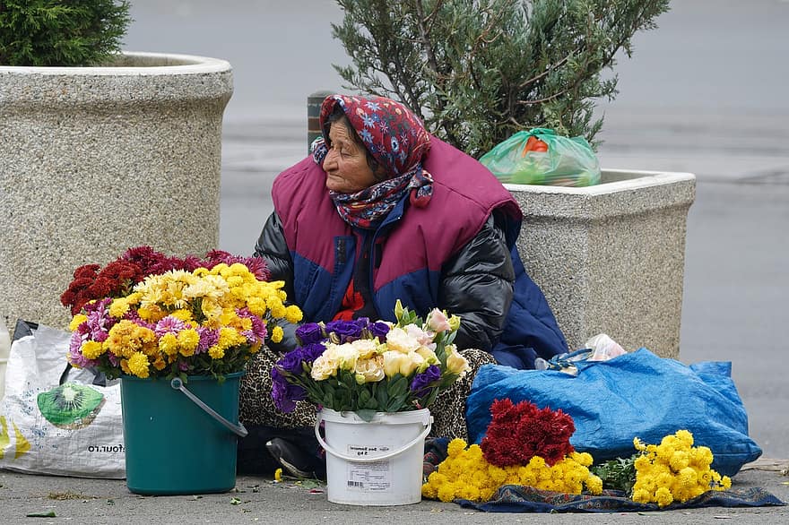 πωλητής λουλουδιών, γυναίκα, οι ηλικιωμένοι, λουλούδια, δρόμος, αστικός, τα χρώματα, κίτρινος, το κόκκινο