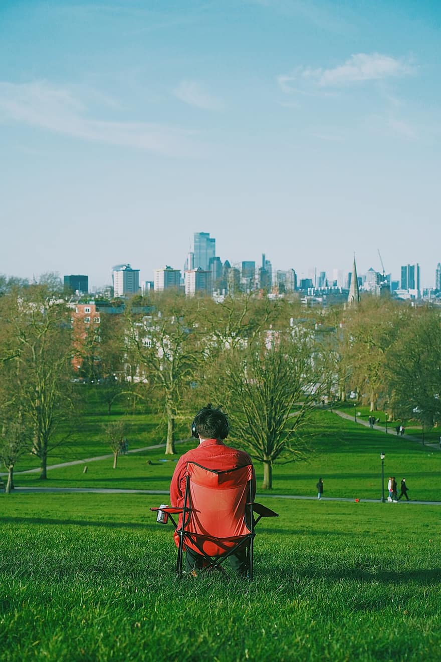Londres, parque, homem, ensolarado, céus azuis, Reino Unido, colina de prímula, grama, homens, sentado, relaxamento