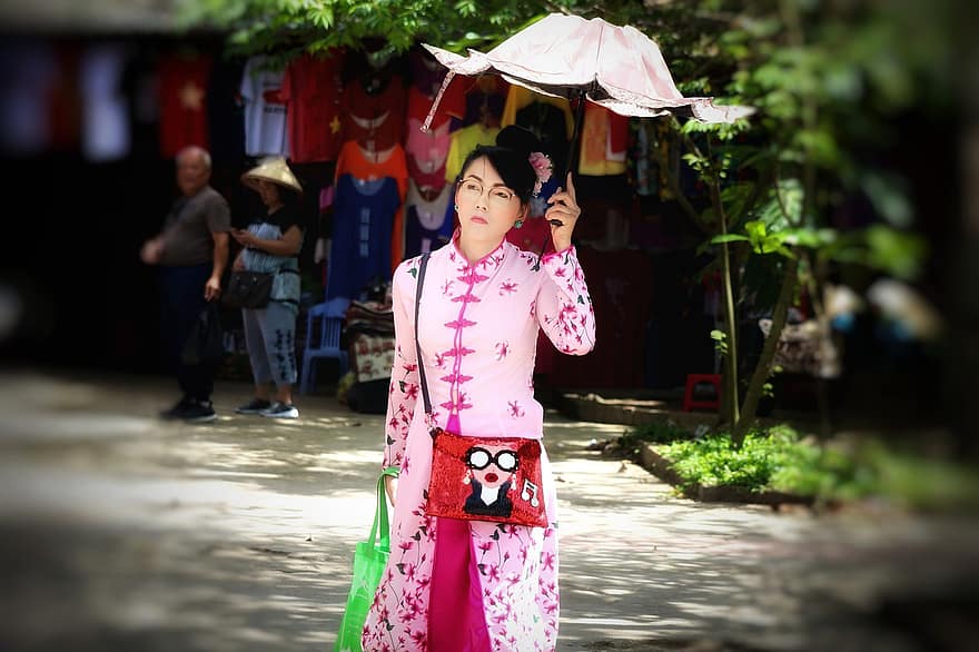 sieviete, Vjetnama, Tradicionālie vjetnamiešu apģērbi, Tradicionālā vjetnamiešu mode, saulessargs, Āzijas sieviete, sievietēm, kleita, kultūras, tradicionālie apģērbi, vasarā