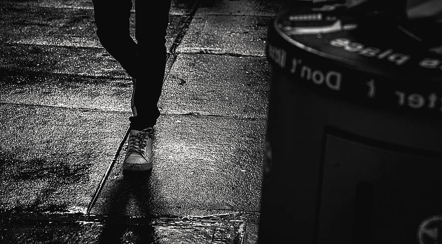 gata, steg, väg, urban, mänskligt ben, gående, män, en person, svartvitt, sko, regn