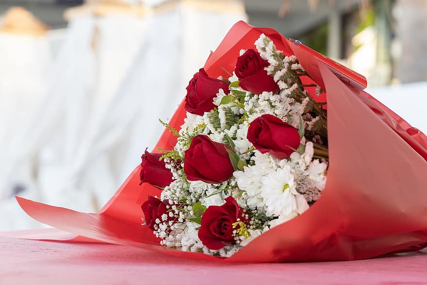 λουλούδια, φυτά, μπουκέτο, τριαντάφυλλο, κόκκινο τριαντάφυλλο, λευκά λουλούδια, κομμένα άνθη, ανθίζω, δέσμη, δώρο