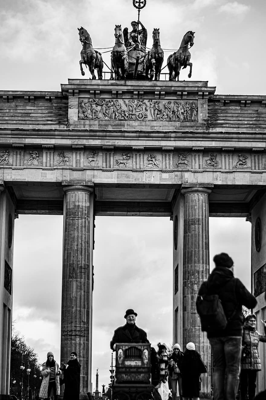 Brama Brandenburska, pomnik, ludzie, kolumny, punkt orientacyjny, posągi, architektura, Berlin, Niemcy, Miasto, czarny i biały