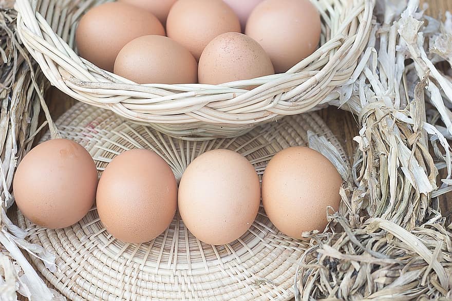 huevos, huevos de gallina, Huevos en una canasta, granja, huevos frescos, comida, frescura, orgánico, huevo de animal, de cerca, madera