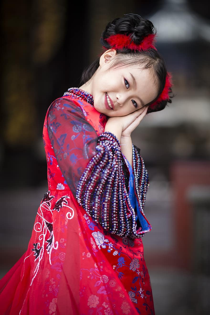 kleines Mädchen, altes Kostüm, asiatisches Kostüm, Asiatin, Kind, Chinesisches Kostüm, Mode, eine Person, lächelnd, Frau, Porträt