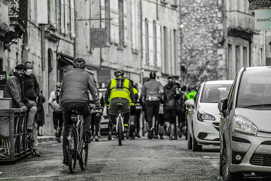 δρόμος, ποδήλατα, ποδηλάτες, αυτοκίνητα, αστικός, πόλη, αστυνομική δύναμη, ζωή στην πόλη, σύνταξης, άνδρες, ποδήλατο