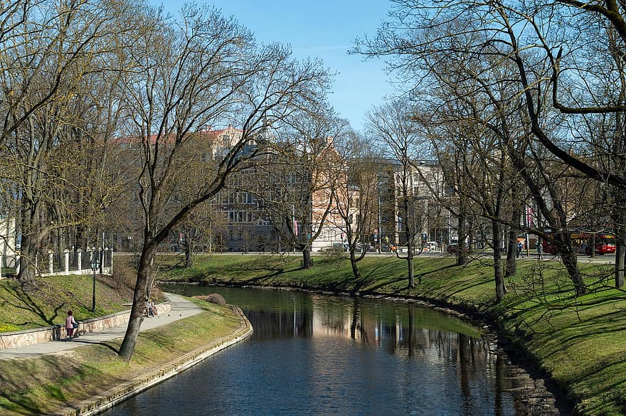 Kronvalda Park, rio, cidade, canal, via fluvial, arvores, parque, Primavera, cênico, natureza, Estados balticos