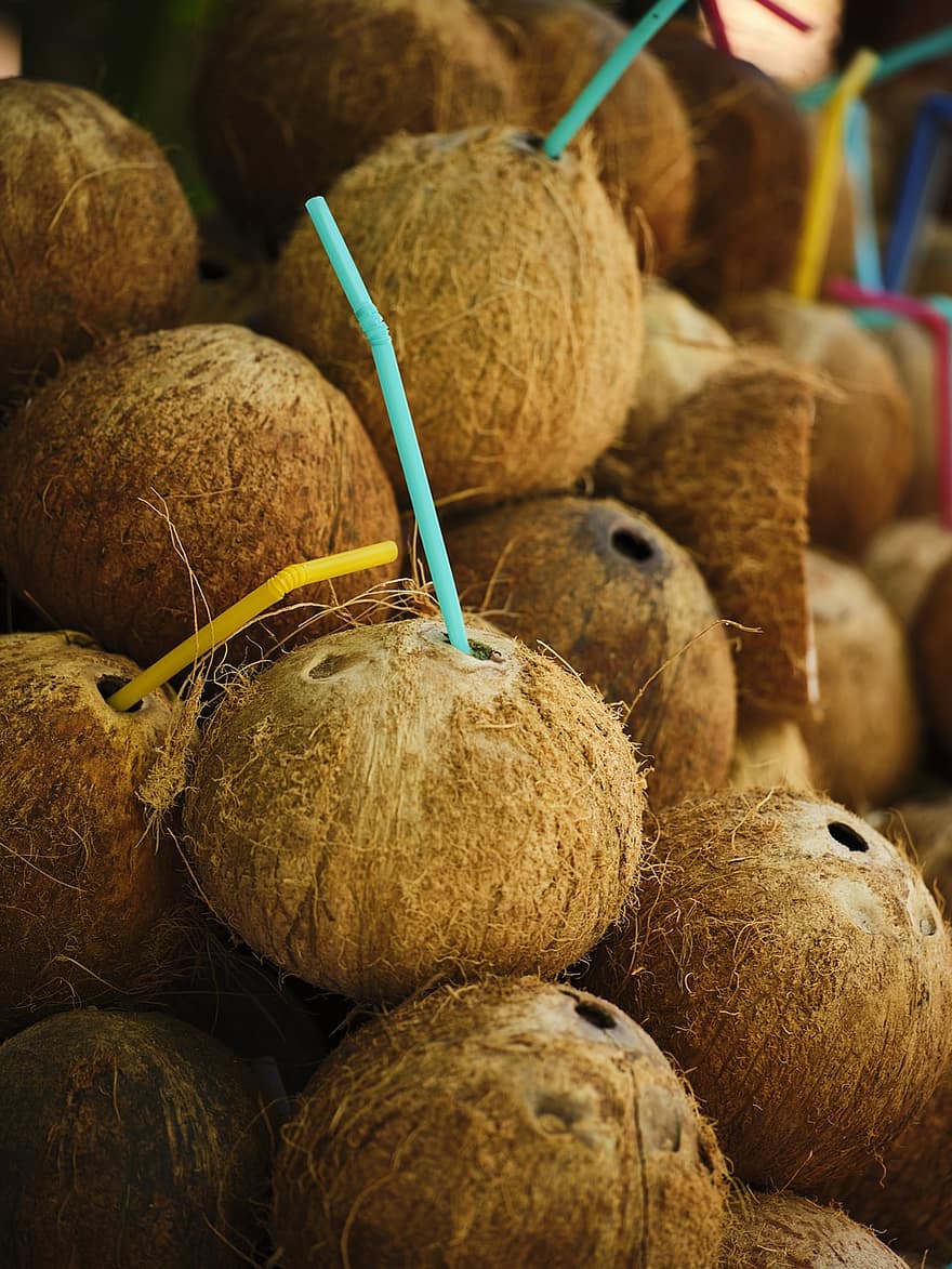 kokosrieksti, augļi, tirgū, augļu tirgū, tropu augļi, fona, kokosriekstu dzēriens, kokosriekstu, dzert, dzeršanas salmi, svaigumu