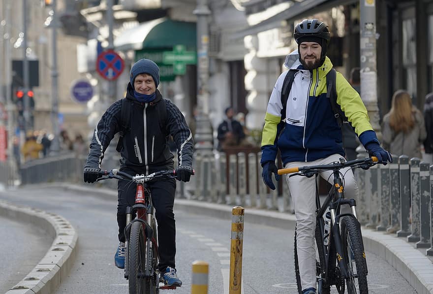 dviratininkams, dviračių juosta, gatvė, miesto, miestas, žiemą, dviračiu, vyrai, Sportas, suaugusiųjų, sportinis šalmas