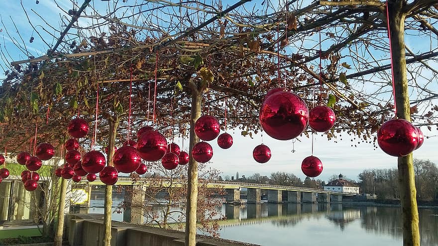 Kalėdų kamuoliukai, tiltas, upė, sodo dekoracijos, Blizganti raudona, naktis, kultūros, apdaila, šventė, medis, žibintas