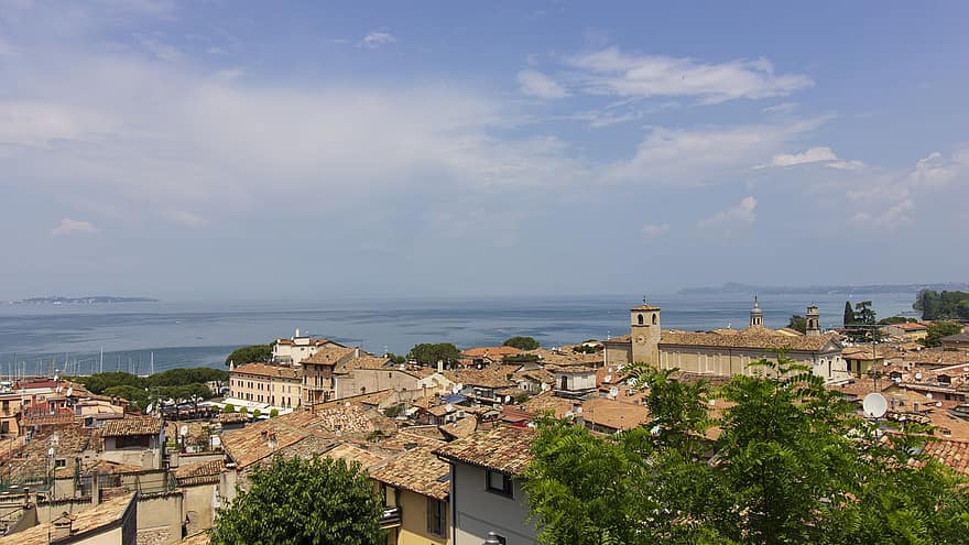 desenzano del garda, Italia, by, innsjø, Gardasjøen, hus, bygninger, horisont, himmel, skyer, tak