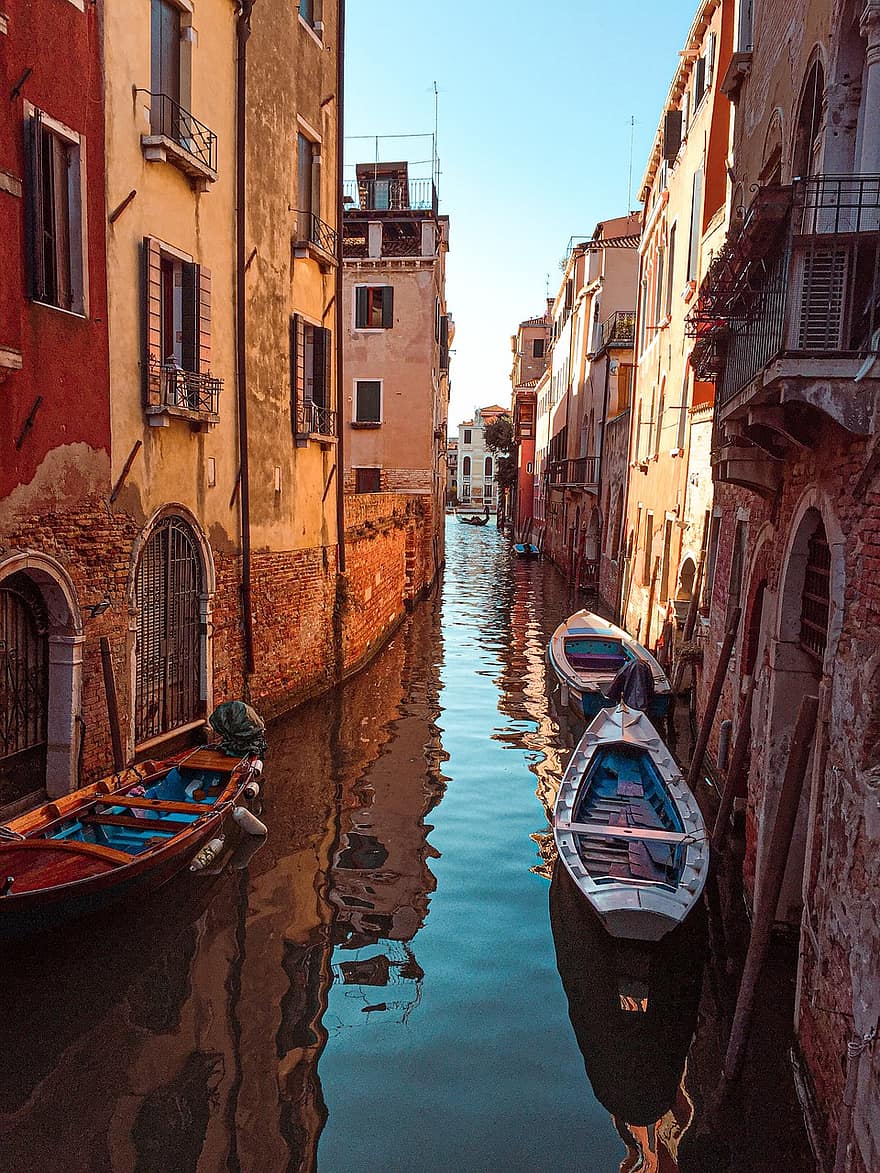 Veneza, Canal estreito, barcos, prédios, casas, agua, canal, via fluvial, cidade, turismo