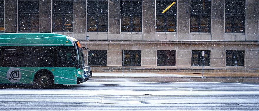 сняг, зима, автобус, път, снеговалеж, улица, град, транспорт, сграда, на открито, студ