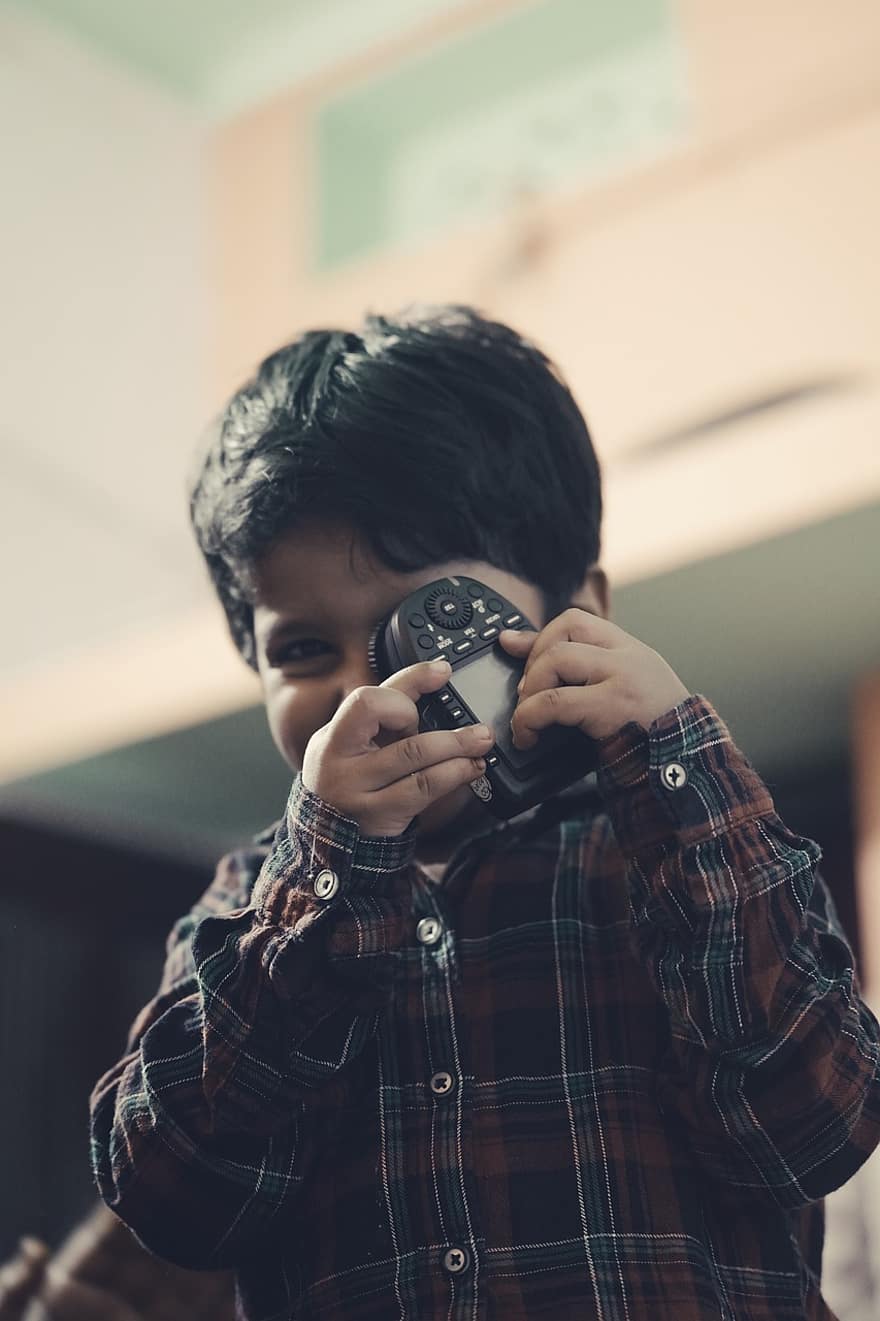 dítě, chlapec, fotografování, Fotoaparát, dětství, šťastný, jedna osoba, uvnitř, grafické vybavení, hledá, životního stylu