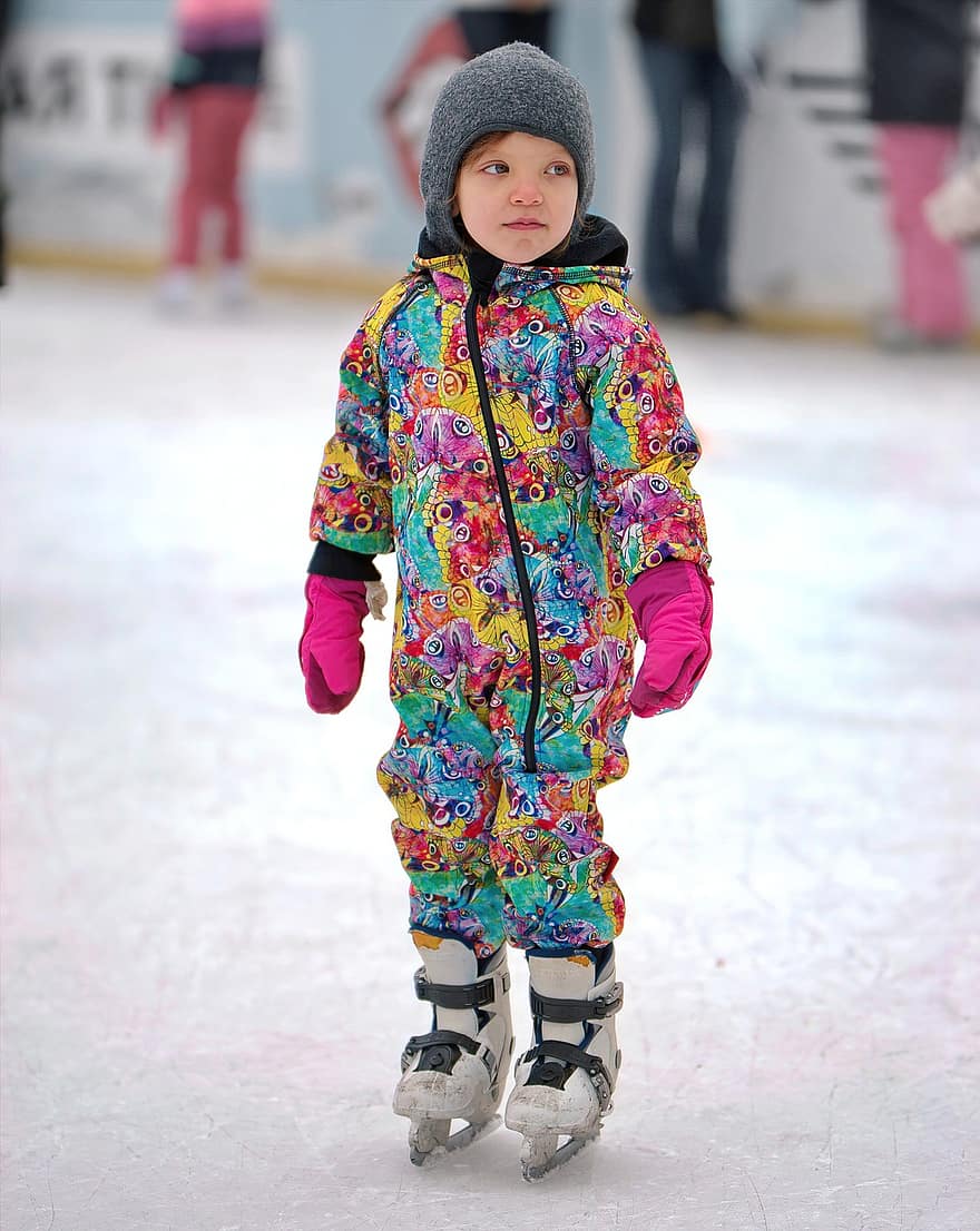 criança, menina, patins, rinque, ringue de patinação no gelo, gelo, cabeça, luvas, Roupas coloridas, pessoas, inverno