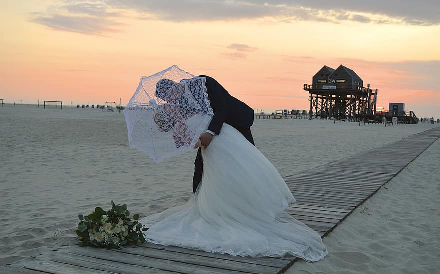 la novia y el novio, novia, novio, Boda, playa, Boda en la playa, puesta de sol, matrimonio, Fotografía de boda, vestido de novia, vestido