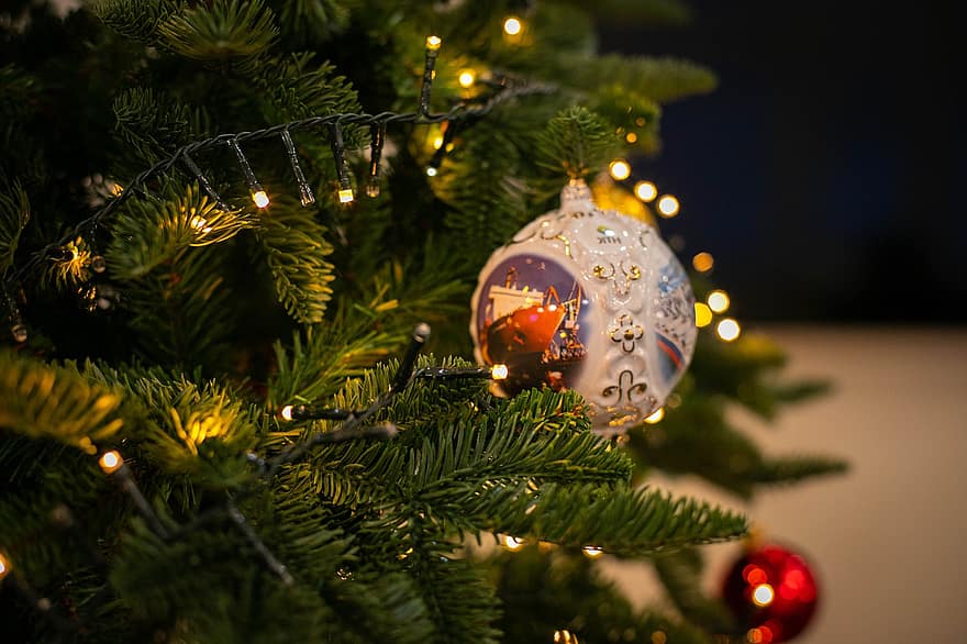 クリスマス、クリスマスツリー、オーナメント、トウヒ、クリスマスのあかり、デコレーション、安物の宝石、クリスマスボール、フェアリーライト、お祝いの、木