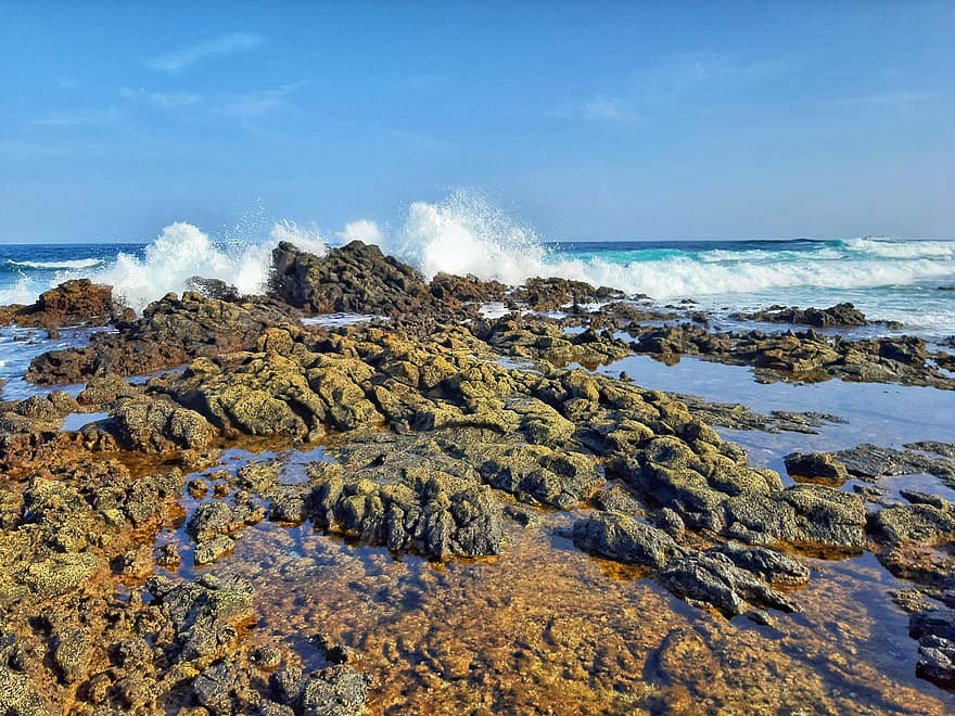 ฤดูร้อน, แดดจัด, ทะเล, สเปน, Fuerteventura, วันหยุดพักผ่อน, การท่องเที่ยว, หิน, น้ำ, คลื่น, สีน้ำเงิน