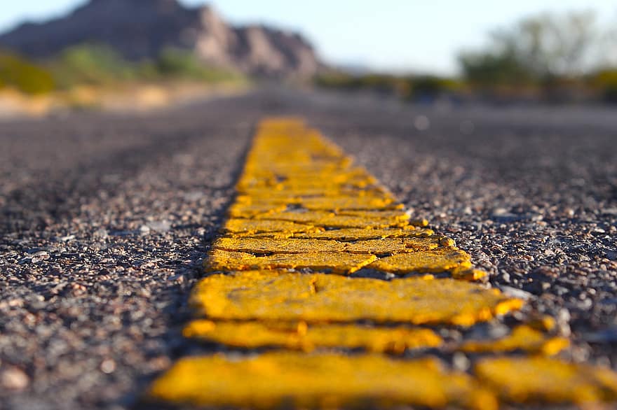 tie, asfaltti, keltainen viiva, tien merkintä, jalkakäytävä, ajorata