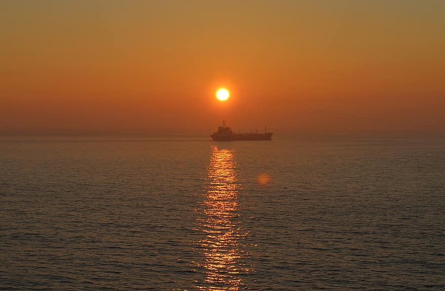 solnedgang, skib, hav, ocean, marinemaleri, sol, afspejling, spejling, orange himmel, silhuet, båd