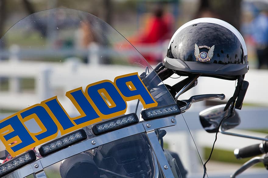 policie, helma, motocykl, policejní motocykl, policejní vozidlo, vozidlo, přeprava, motocyklová helma, zločin, policista, policajt