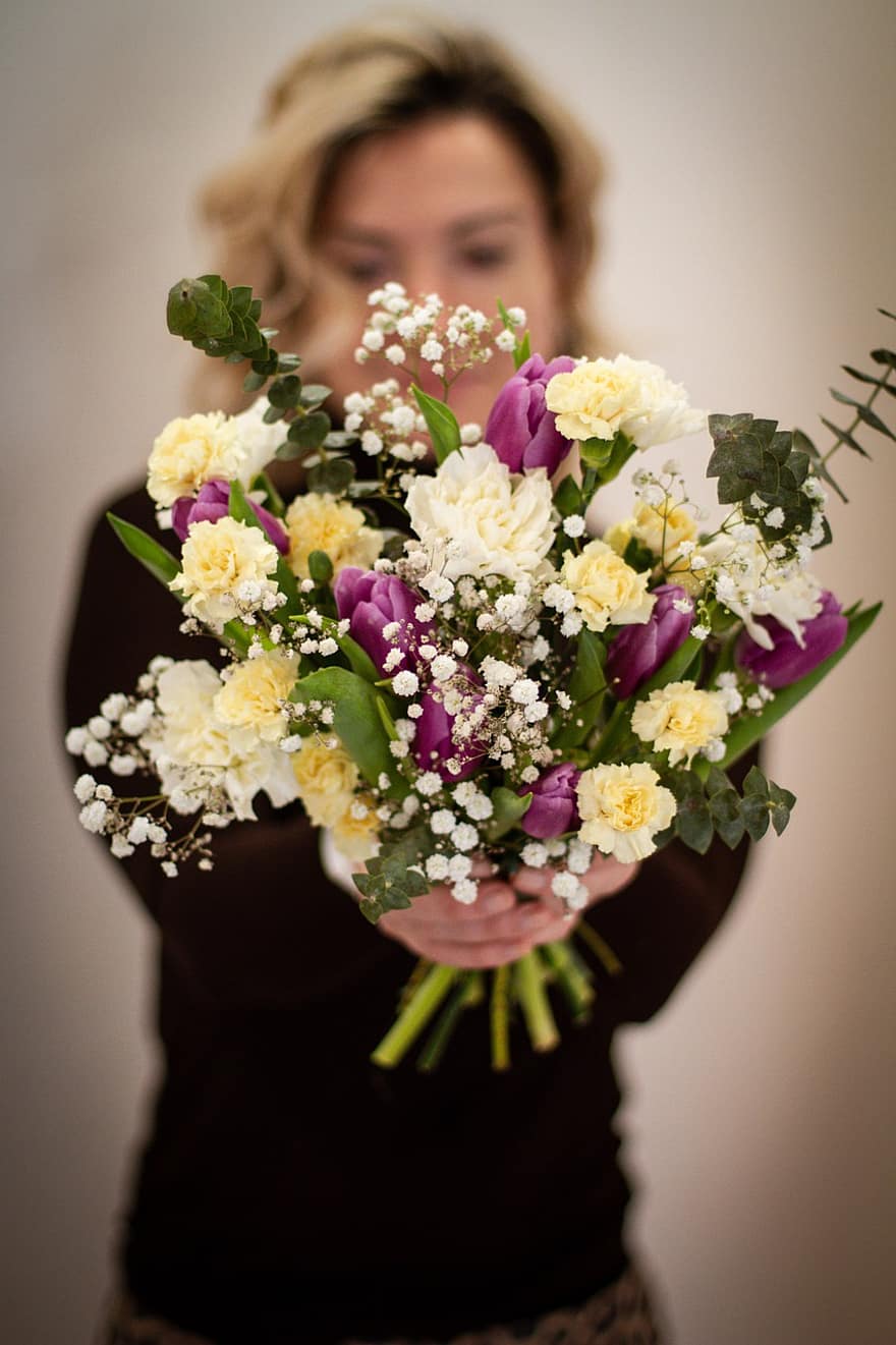 las flores, ramo de flores, mujer, regalo, regalo de cumpleaños, niña, dama, amor, sorpresa, tulipanes, clavel