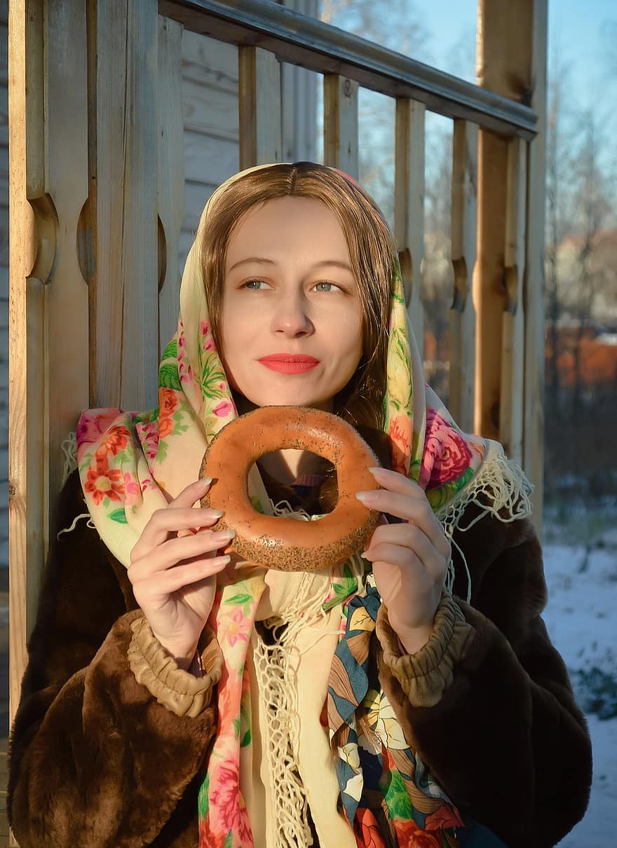 mulher, coque, bagel, xaile, varanda, chalé, estilo folclórico russo, Rússia, russos, Dom, aldeia