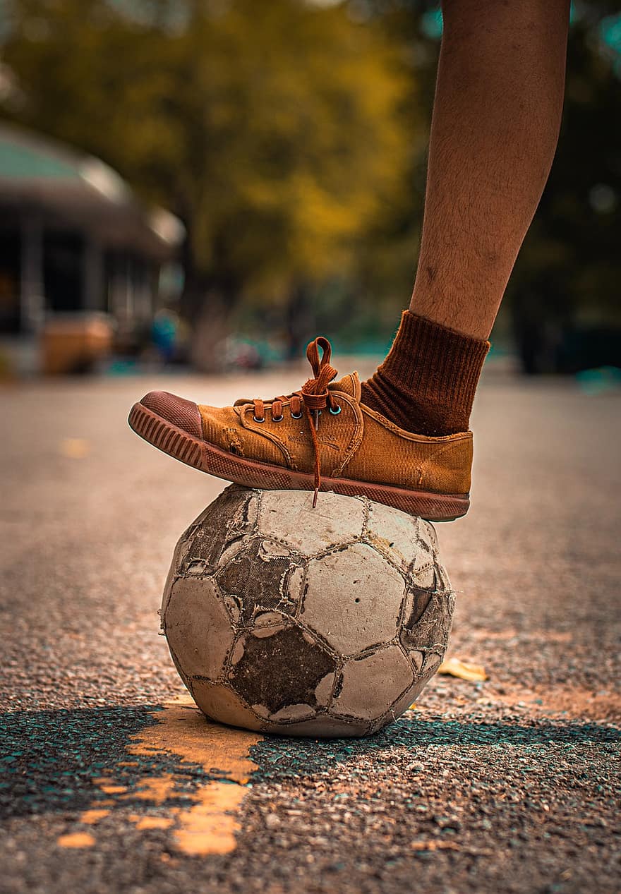 стопа, м'яч, взуття, футбол, футбольний м'яч, спорт, гра, грати, нога, зношений, старий куля