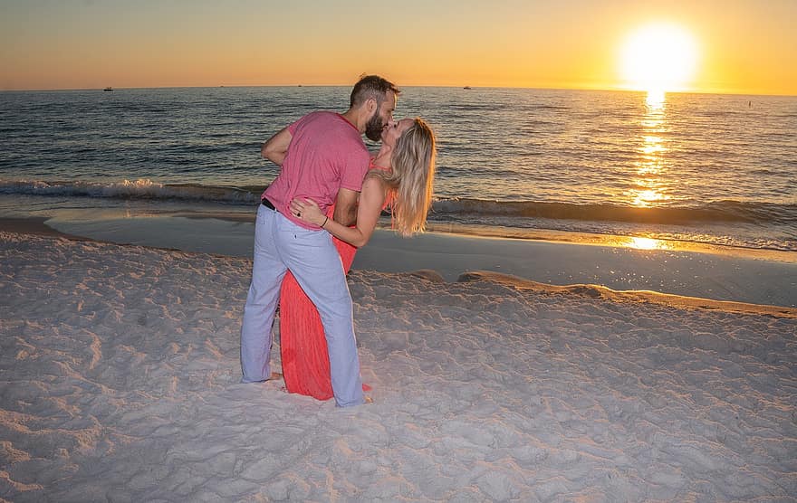 pāris, pludmale, saulrieta, skūpsts, cilvēks, sieviete, jūra, smiltis, viļņi, mīlestība, romantisks