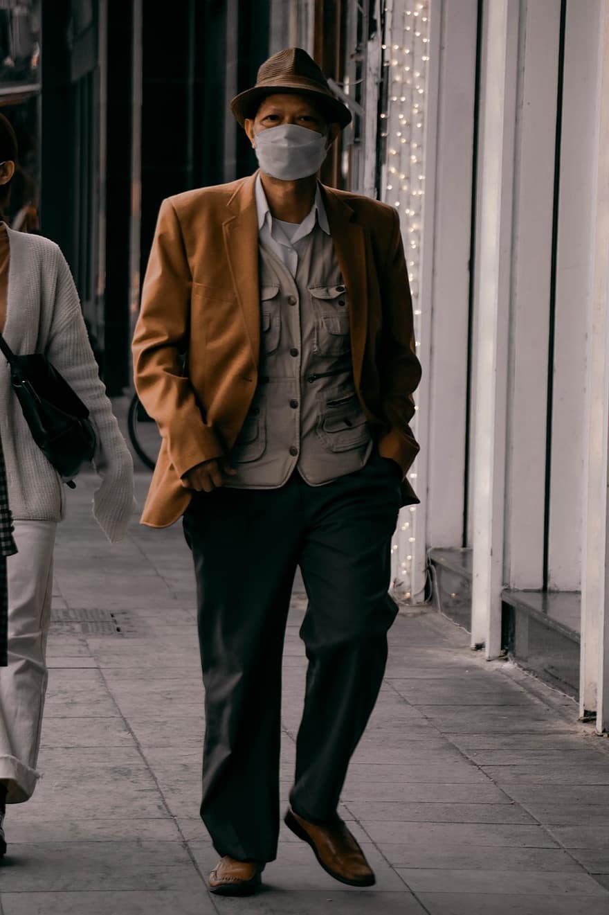 homem, caminhando, rua, mascarar, pandemia, ao ar livre, estilo de rua, asiático, fotografia de rua, Hanói, homens