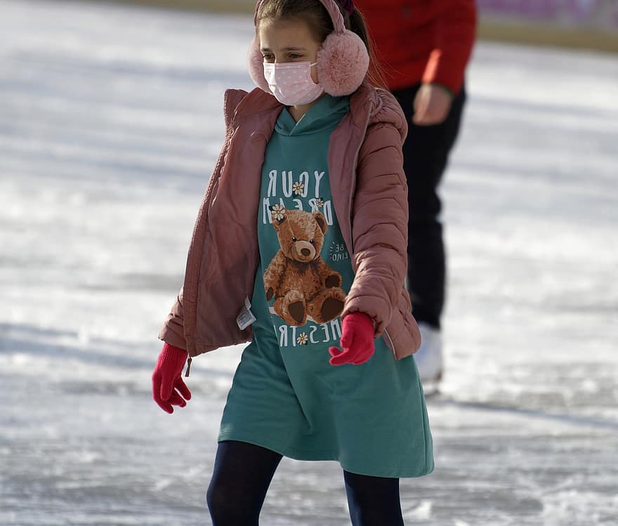 فتاة صغيرة ، التزلج على الجليد ، تزلج على حلبة التزلج ، شتاء ، طفل ، يبتسم ، مرح ، مرحلة الطفولة ، جذاب ، السعادة ، أنماط الحياة