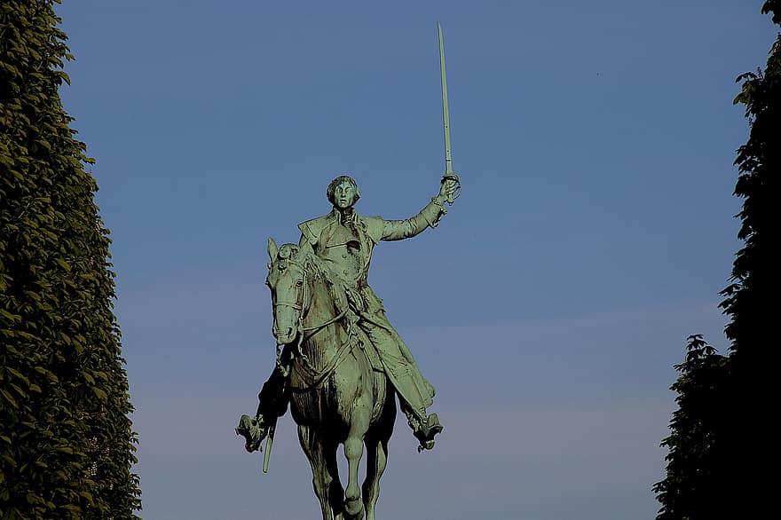 escultura, estatua, bronce, color verde, jinete, caballo, espada, combatiente, histórico, patrimonio, París