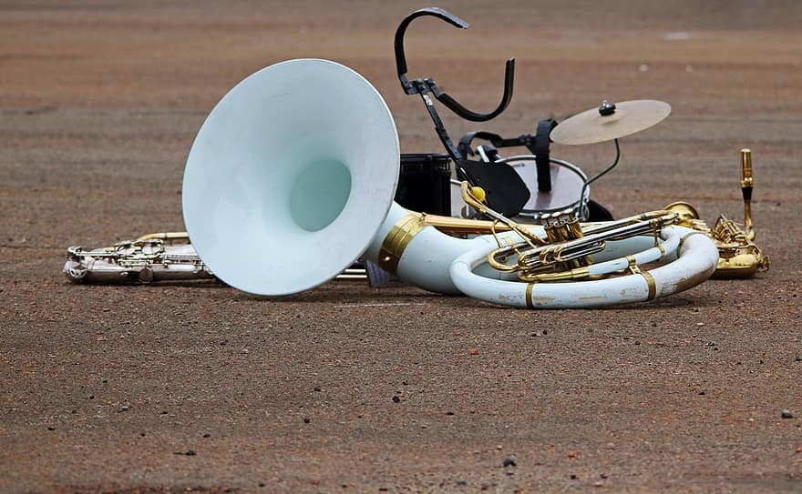 instruments musicals, Instruments musicals abandonats, trompa, música, equipament, metall, esport, instrument musical, primer pla, sol objecte, blau