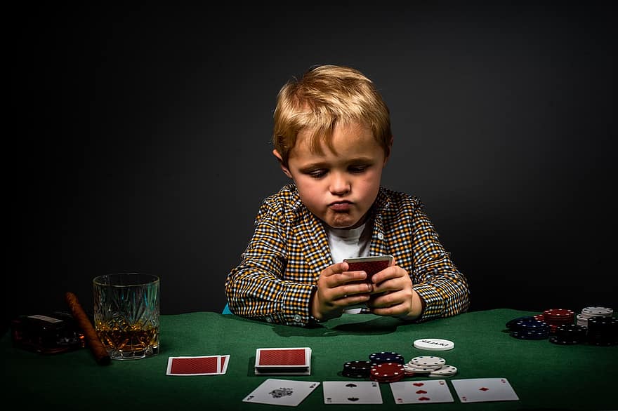poika, pokeri, uhkapeli, pelata korttia, muotokuva, pelikortit, kasino, peluri, onni