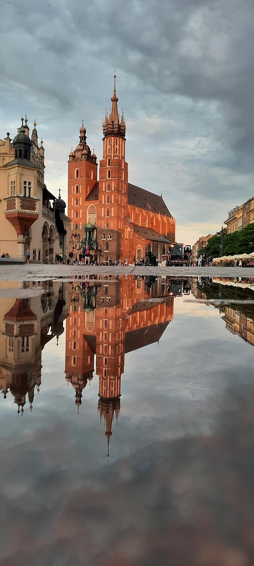 Cracovie, Pologne, flaque, ville, eau, réflexion, basilique Sainte-Marie, église, immeubles, place du marché, Urbain