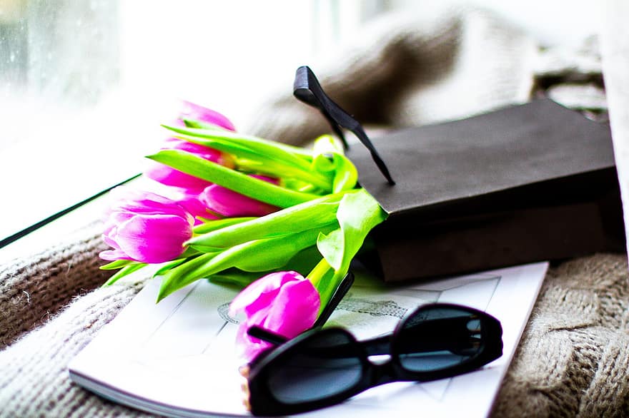 tulipany, bukiet kwiatów, okulary, torba prezentowa, przepych, styl, sweter, kwiaty, roślina, różowe kwiaty, płatki