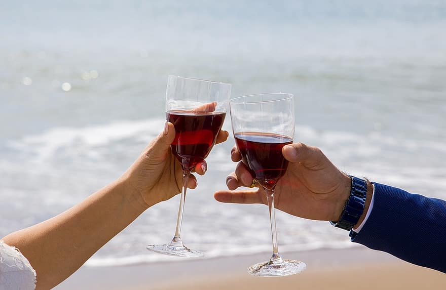 bor, szemüveg, pirítós, Egészségére, vörösbor, borospoharak, üvegáru, talpas poháráru, ital, alkohol, ünneplés
