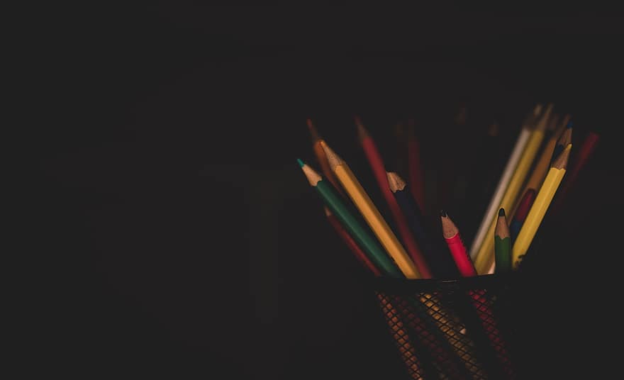 олівці, кольорові олівці, тримач для олівця, мистецький інструмент, шкільне приладдя, темний