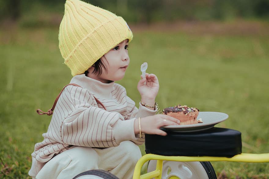 bebek, çocuk, yemek yiyor, piknik, sevimli, neşeli, çocukluk, eğlence, bir kişi, mutluluk, gülümseyen