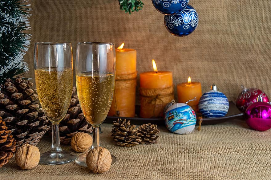 Kalėdos, gėrimai, akiniai, žvakės, skrudinta duona, rutuliai