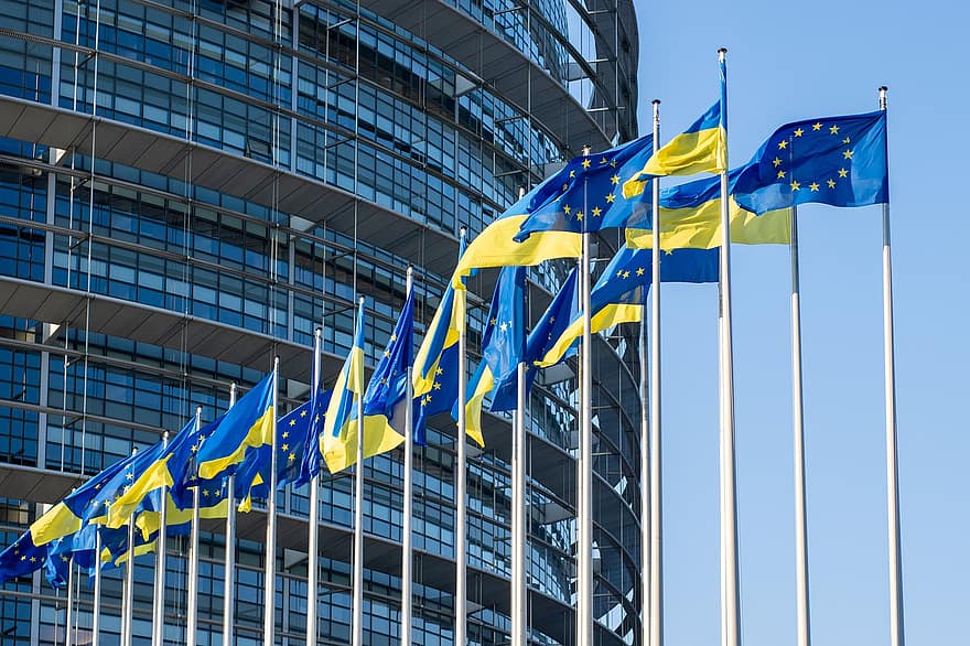 Ucrania, UE, Parlamento Europeo, banderas, Unión Europea, arquitectura, exterior del edificio, azul, estructura construida, rascacielos, símbolo
