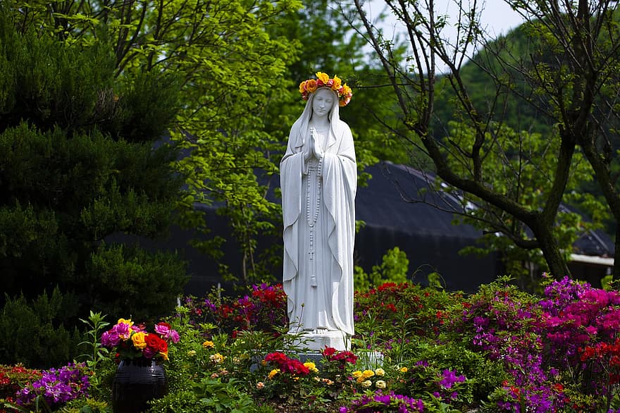Marie, statue, jardin, mère Marie, sculpture, art, ouvrages d'art, Installation artistique, fleurs, jardin de fleurs, religion