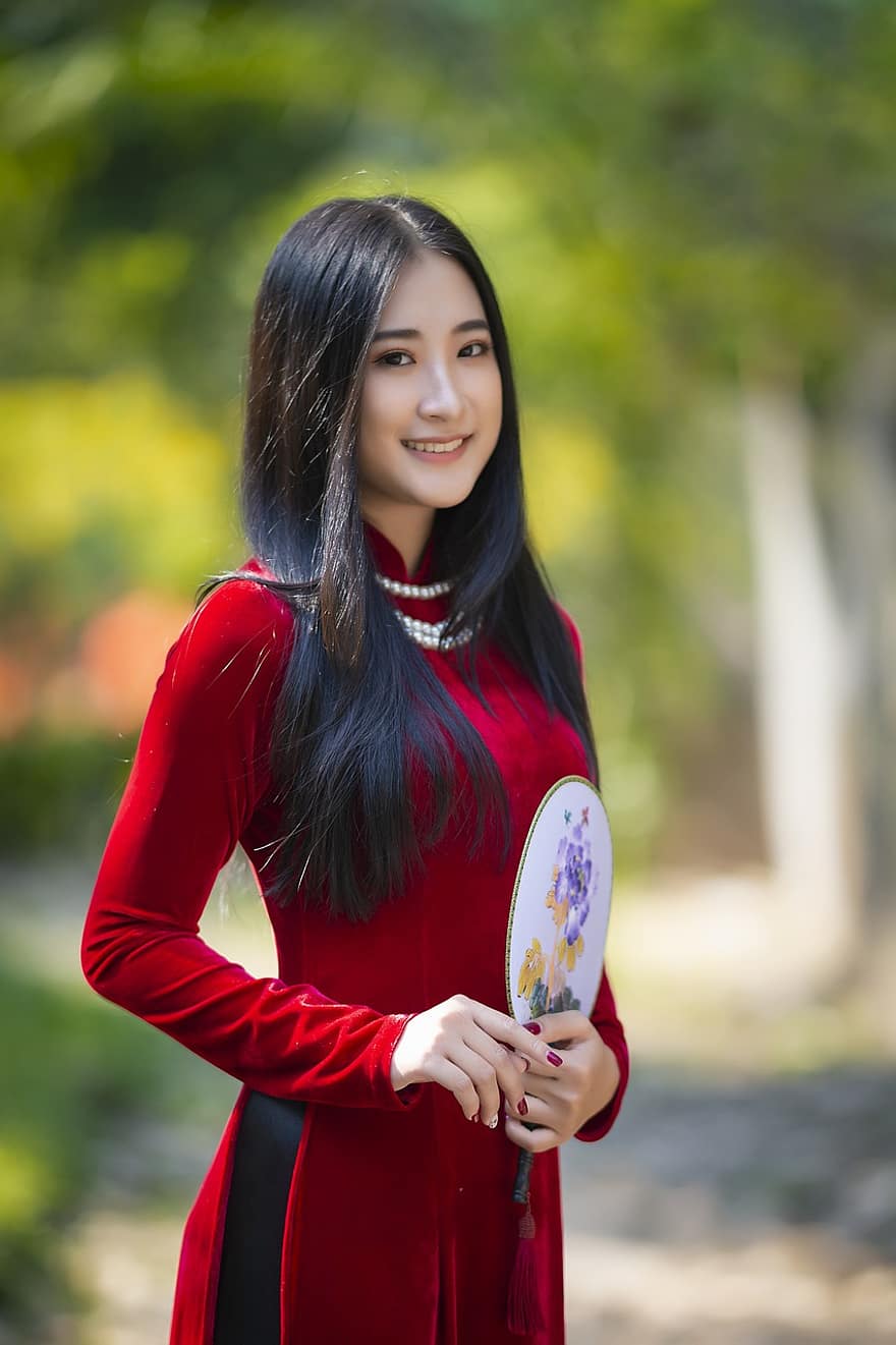 oa dai, mode, vrouw, glimlach, Vietnamees, Rode Ao Dai, Nationale klederdracht van Vietnam, hand ventilator, traditioneel, jurk, schoonheid
