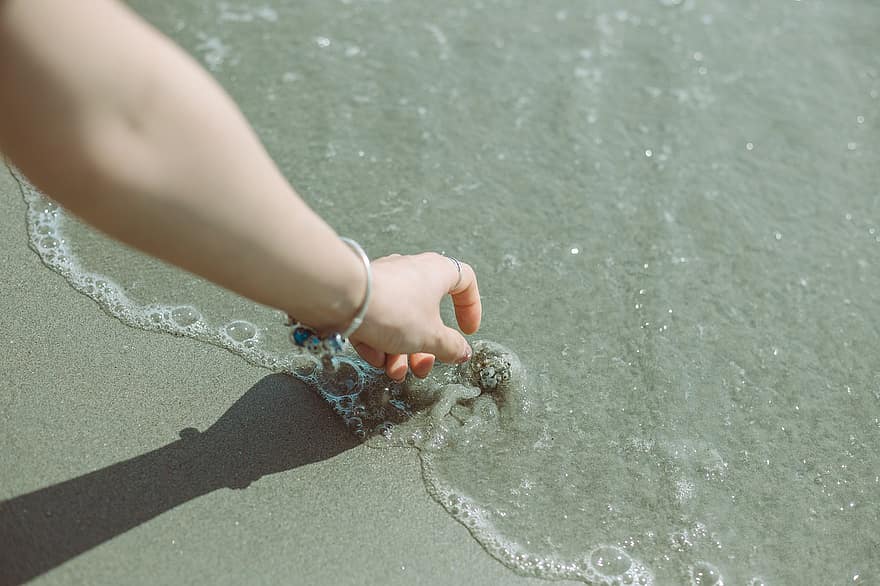 käsi, meri, hiekka, valtameri, vesi, ranta, rannikko, merenranta, tyttö, Nainen, tytön käsi