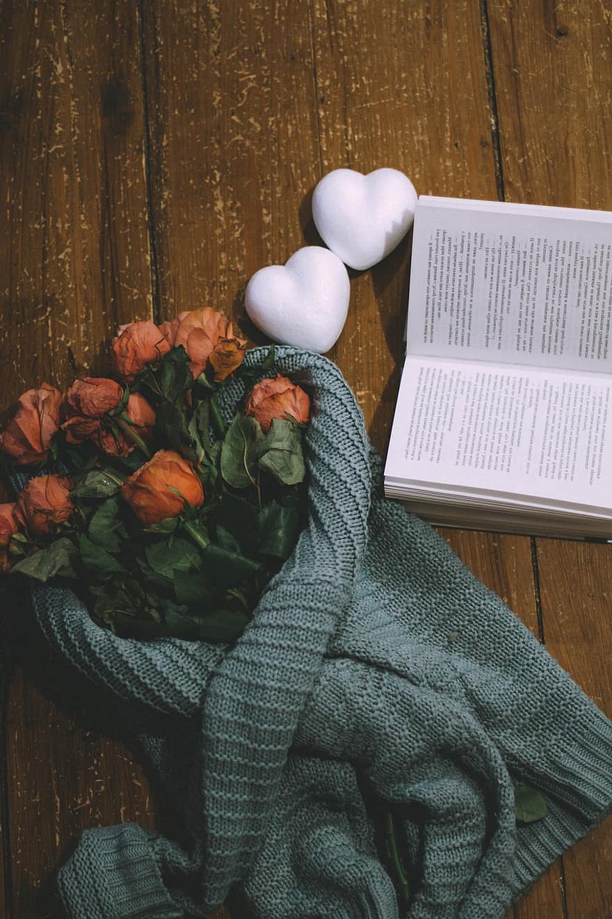 Valentino diena, gėlės, knyga, natiurmortas, jaukus, Jauki estetika, mediena, meilė, romantika, lapai, lentelė