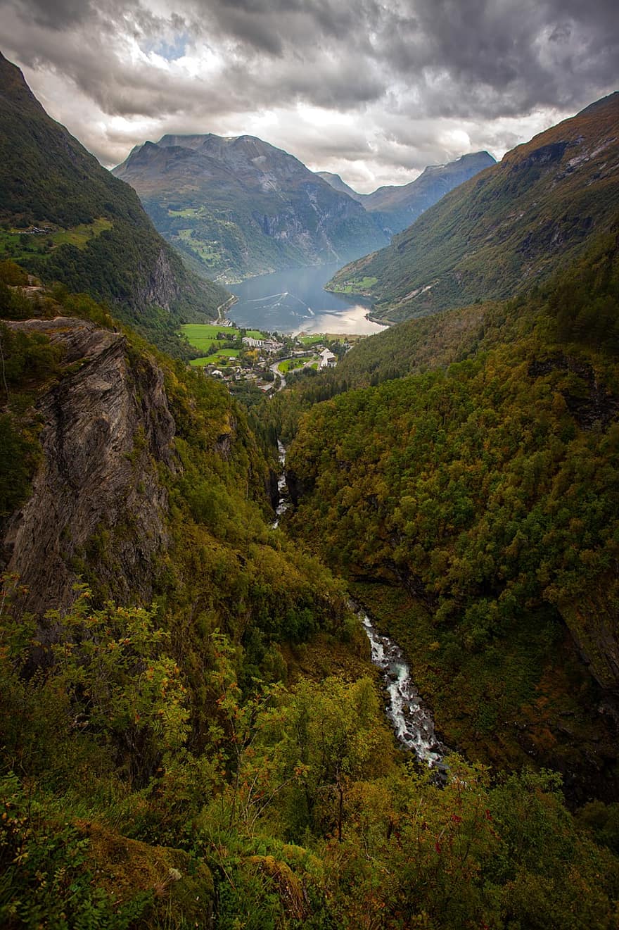 geiranger, Norwegia, fiord, geirangerfjord, krajobraz, góry, łańcuchy górskie, górzysty, chmury, Natura, woda